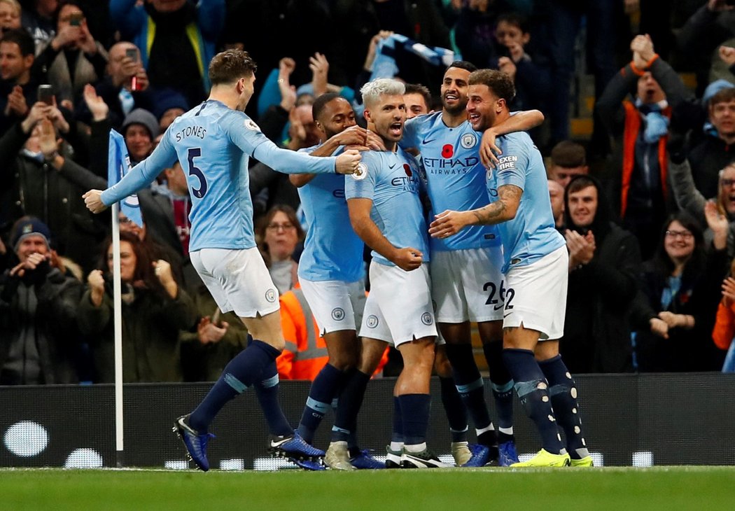 Fotbalisté Manchesteru City se radují z druhé branky v městském derby proti United, kterou vstřelil Sergio Agüero