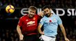 Luke Shaw z Manchesteru United v hlavičkovém souboji s Ilkayem Gundoganem z Manchesteru City