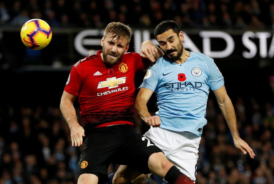 Luke Shaw z Manchesteru United v hlavičkovém souboji s Ilkayem Gundoganem z Manchesteru City