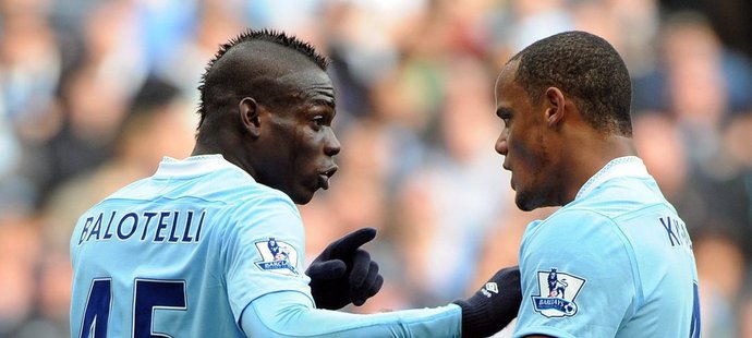 Vincent Kompany (vpravo) s Mariem Balotellim