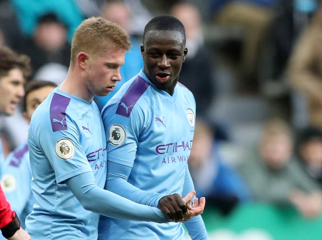 Belgický záložník Manchesteru City Kevin De Bruyne (vlevo) se raduje z branky proti Newcastlu