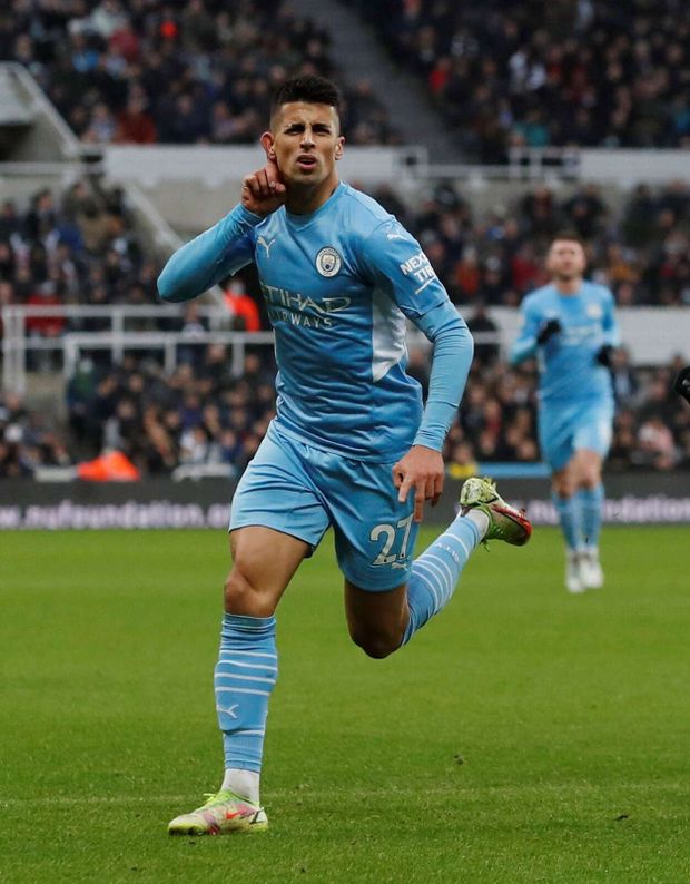 Joao Cancelo se raduje ze své trefy do sítě Newcastlu Joao Cancelo se raduje ze své trefy do sítě Newcastlu