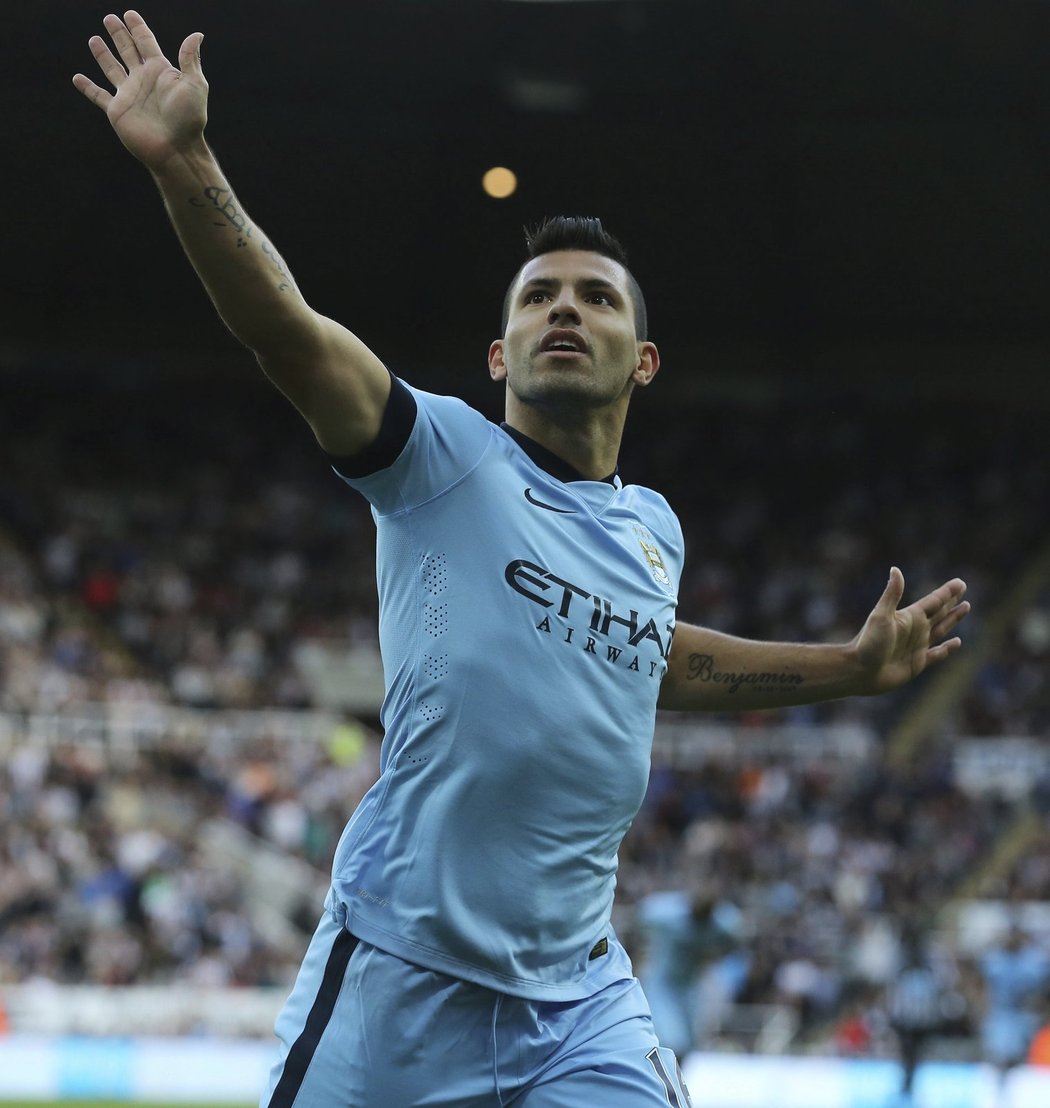 Sergio Agüero se raduje z druhého gólu Manchesteru City v zápase prvního kola Premier League proti Newcastlu