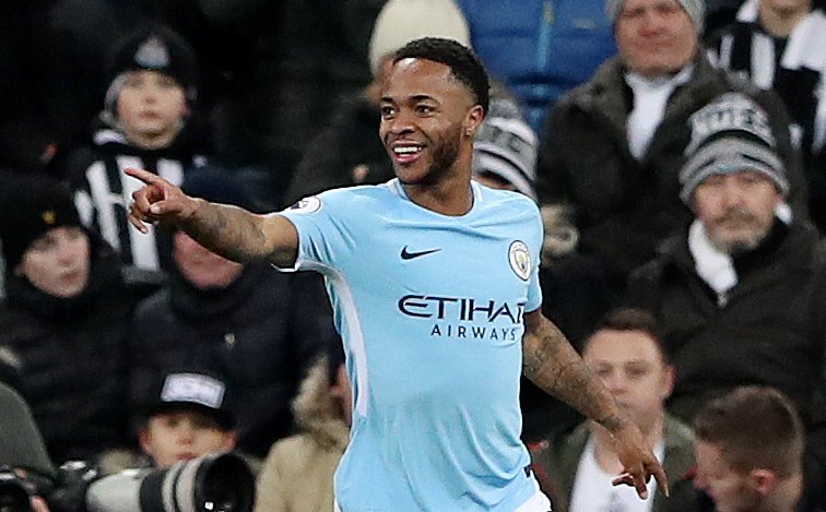 Útočník Manchesteru City Raheem Sterling se raduje z branky do sítě Newcastlu