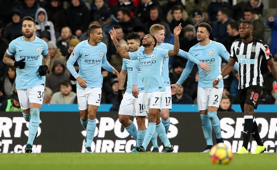 Fotbalisté Manchesteru City slaví branku do sítě Newcastlu