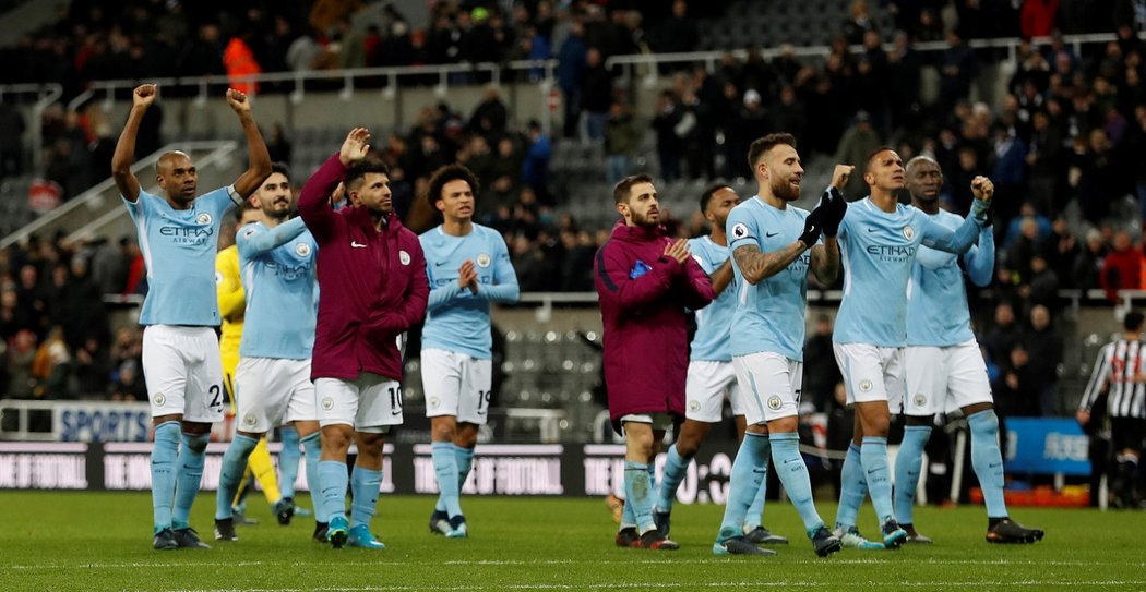 Hráči Manchesteru City děkují fanouškům za podporu po skončení utkání na Newcastlu