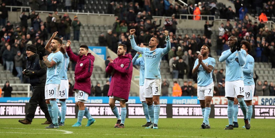 Hráči Manchesteru City děkují fanouškům za podporu po skončení utkání na Newcastlu