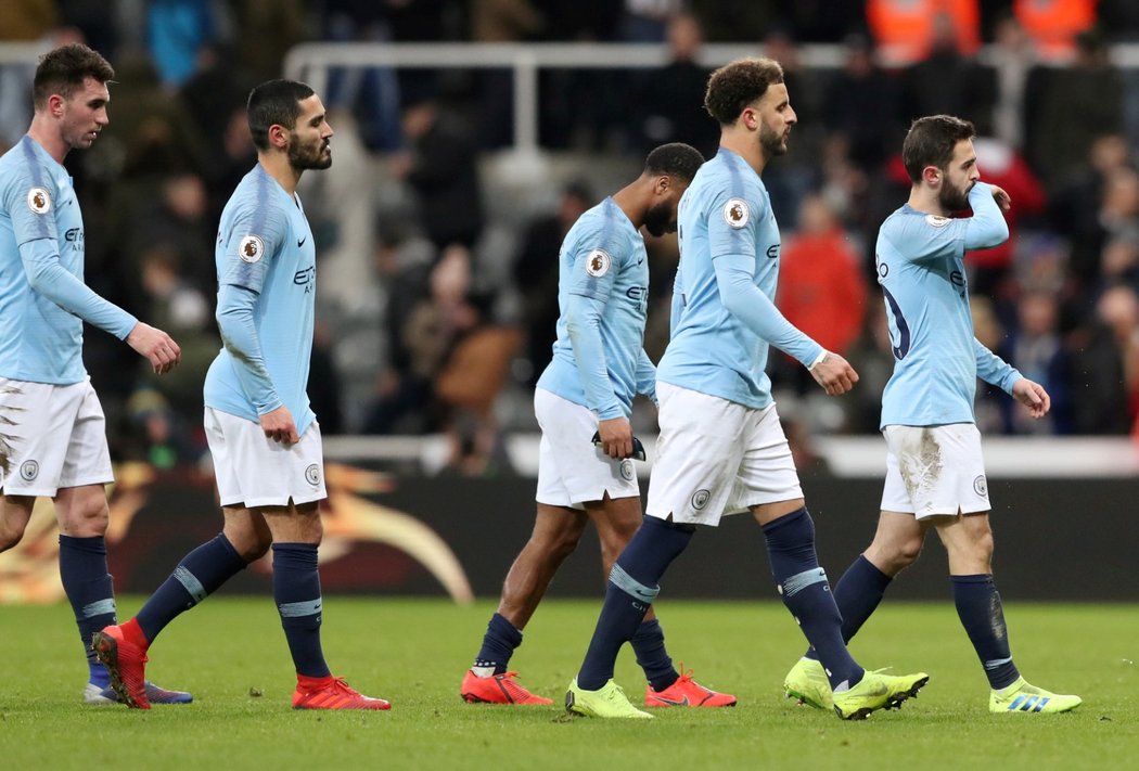 Fotbalisté Manchesteru City prohráli na hřišti Newcastlu 1:2 a zadrhli se tak ve stíhání vedoucího Liverpoolu