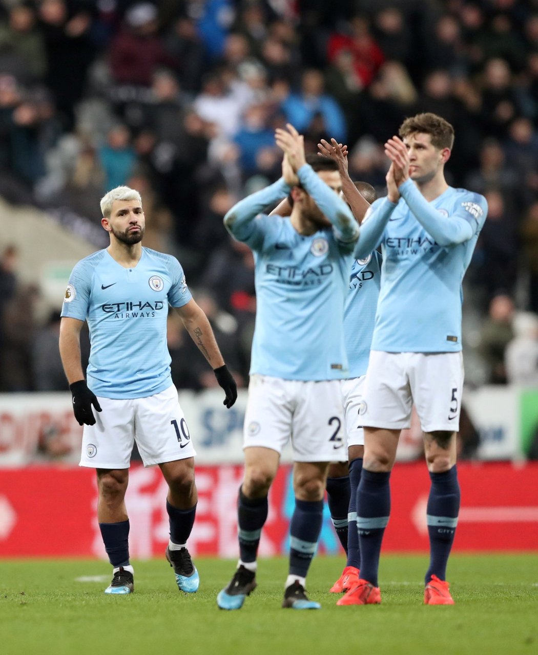 Po výborných výsledcích v posledních týdnech prohráli fotbalisté Manchesteru City 1:2 na hřišti Newcastlu