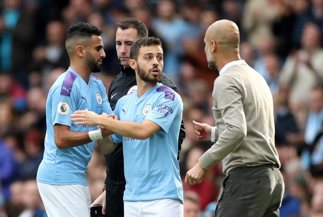 Trenér Manchesteru City Pep Guardiola udílí pokyny Bernardu Silvovi před jeho nástupem na hřiště do duelu s Wolves (0:2)