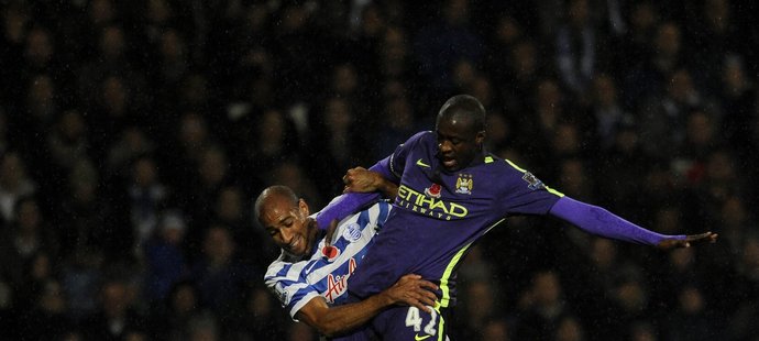 Bojovník Yaya Touré v dresu Manchesteru City při utkání s QPR v Premier League.