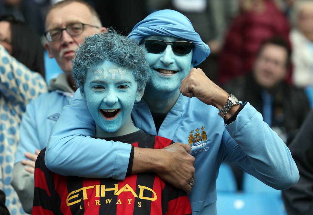 Modří fanoušci Manchesteru City při zápase s QPR - to ještě netušili, že v závěru zmodrají nervozitou