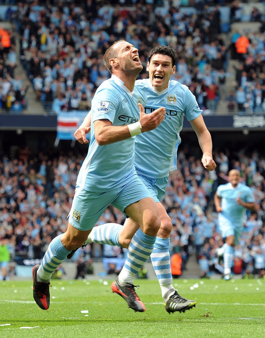 Pablo Zabaleta (vlevo) a Gareth Barry se radují z gólu proti Queens Park Rangers