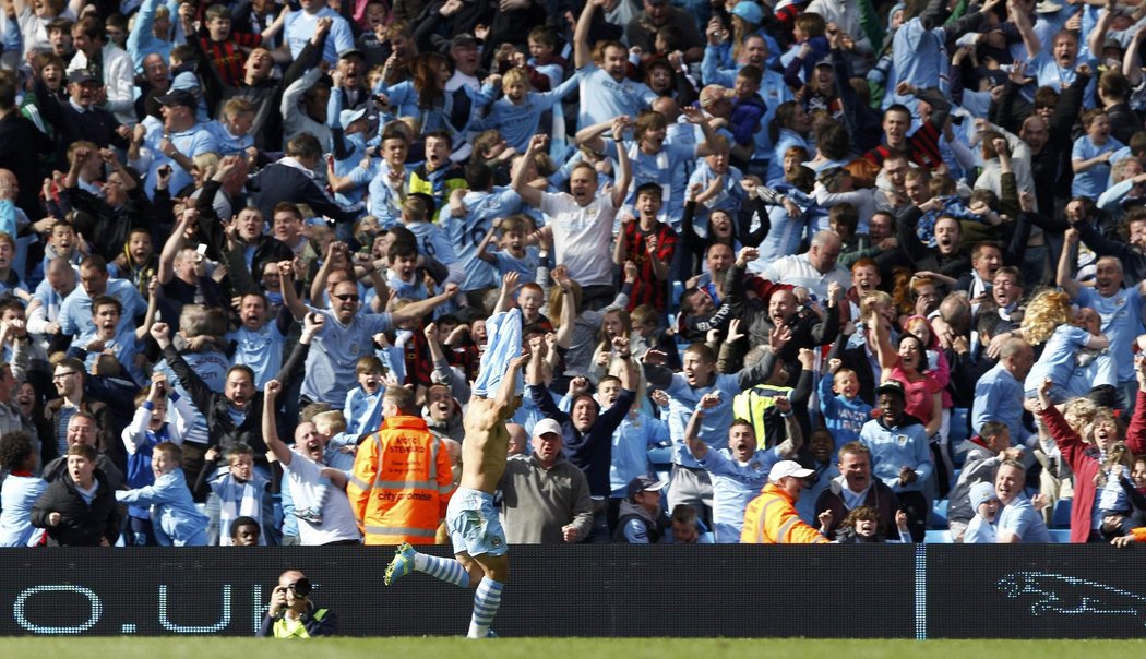 Sergio Agüero se raduje z klíčového gólu, kterým Manchesteru City zachránil titul