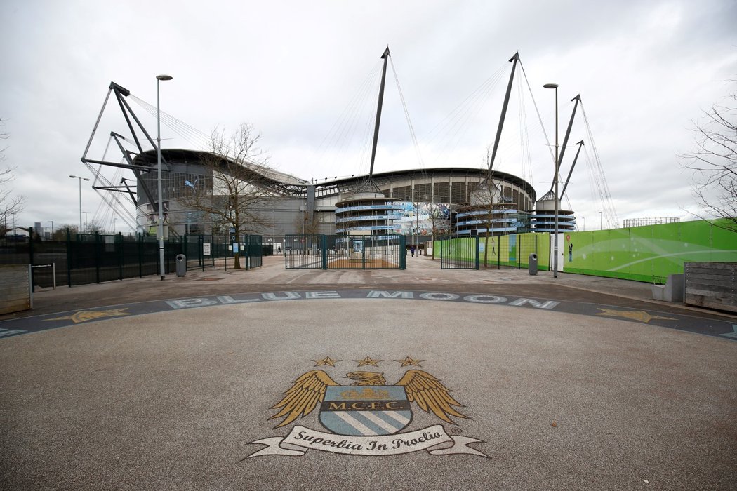 Opuštěný stadion Manchesteru City, kde se měl odehrát šlágr anglické Premier League proti Arsenalu