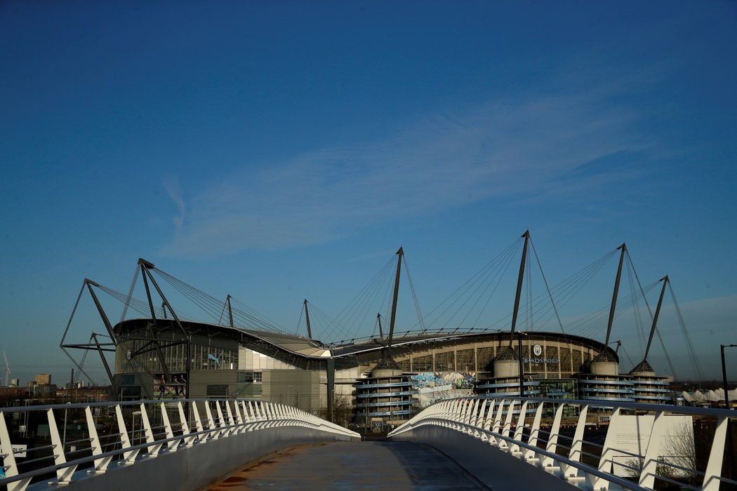 Opuštěný stadion Manchesteru City, kde se měl odehrát šlágr anglické Premier League proti Arsenalu