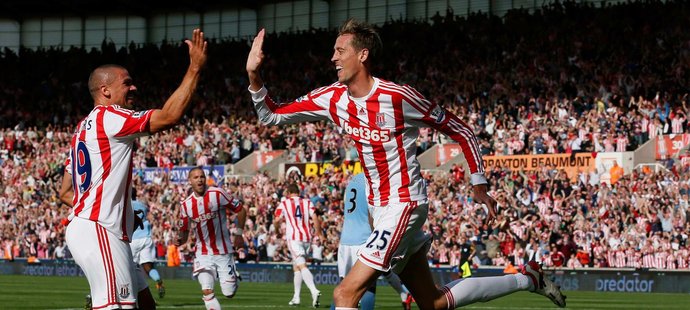 Útočník Stoke City Peter Crouch dal gól do sítě Manchesteru City. To, že při akci zahrál rukou, mu radost nijak nepokazilo.