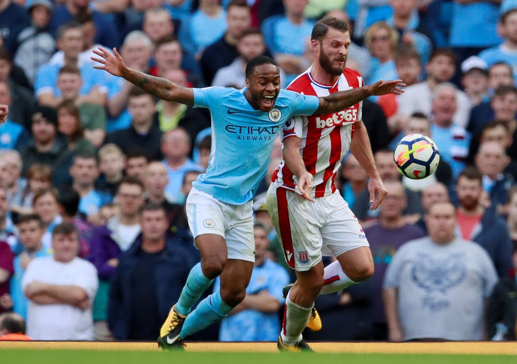 Při debaklu Stoke se gólově prosadil i Raheem Sterling a na dva góly přihrál