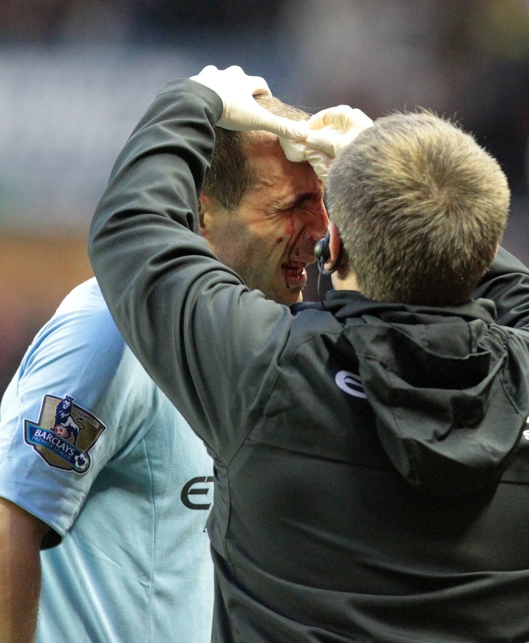 Krvavý šrám defenzivního univerzála Manchesteru City Pabla Zabalety si vyžádal dlouhé ošetřování
