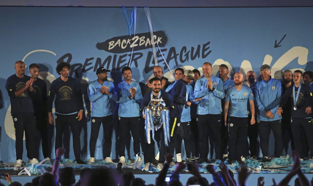 Takhle Manchester City oslavil obhajobu titulu