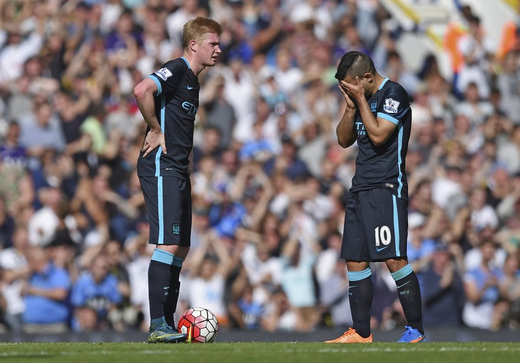 Zklamaní hráči Citizens Sergio Agüero a Kevin De Bruyne