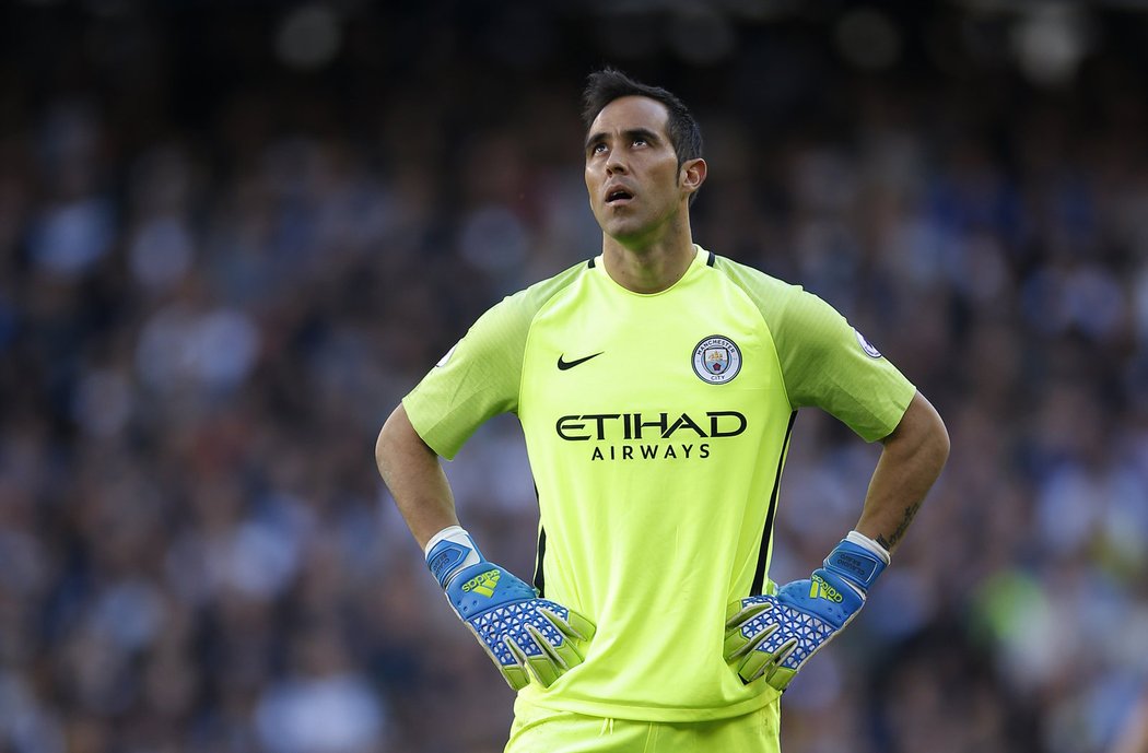 Zklamaný gólman Manchesteru City Claudio Bravo v utkání s Tottenhamem