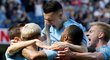 Fotbalisté Manchesteru City oslavují gól Phila Fodena proti Tottenhamu