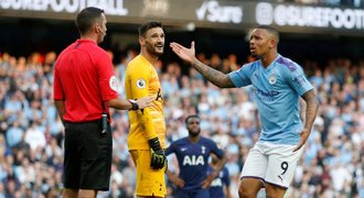 VAR sebral City výhru nad Spurs. Těsné výhry slaví Liverpool i Arsenal