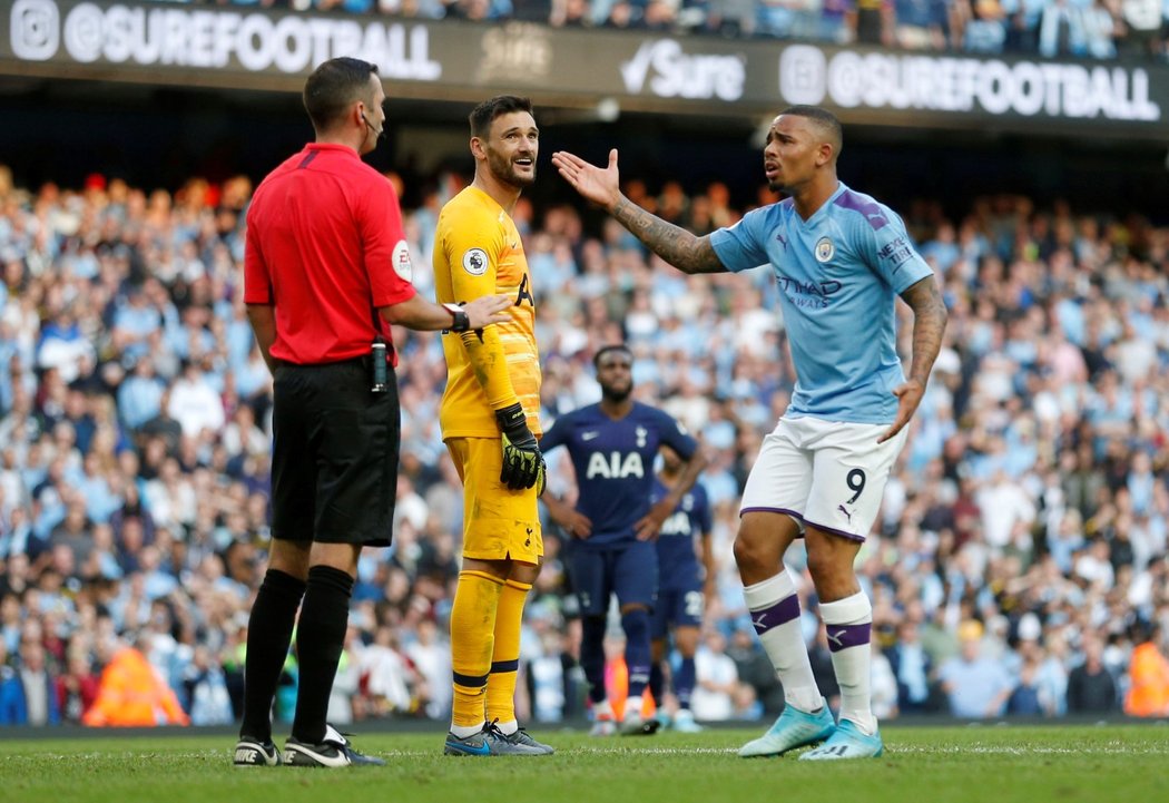 Gabriel Jesus sice v nastavení vystřelil výhru Manchesteru City nad Tottenhamem, rozhodčí Michael Oliver nicméně po konzultaci s VAR branku odvolal