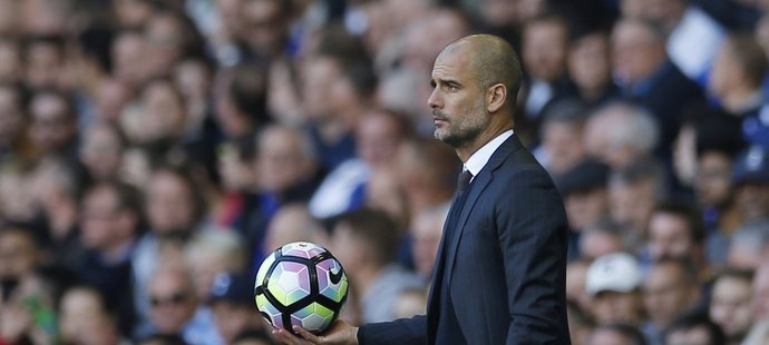 Trenér Manchesteru City Pep Guardiola během zápasu s Tottenhamem