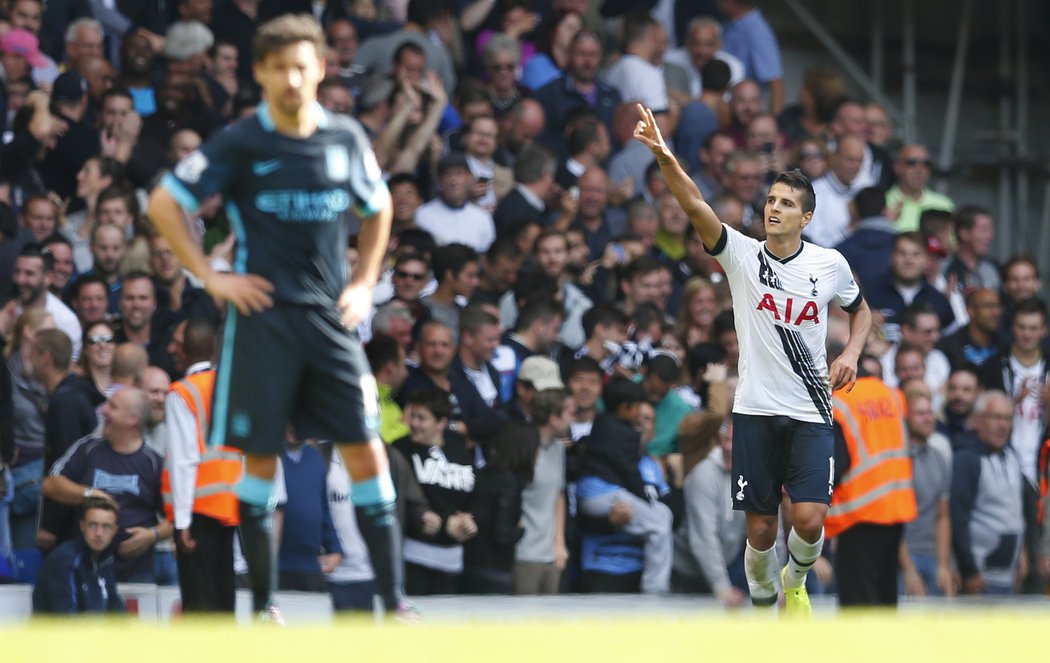 Erik Lamela se raduje z branky Tottenhamu do sítě Manchesteru City