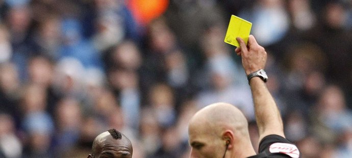 Mario Balotelli dostává žlutou kartu od Howarda Webba v duelu Citizens proti Tottenhamu