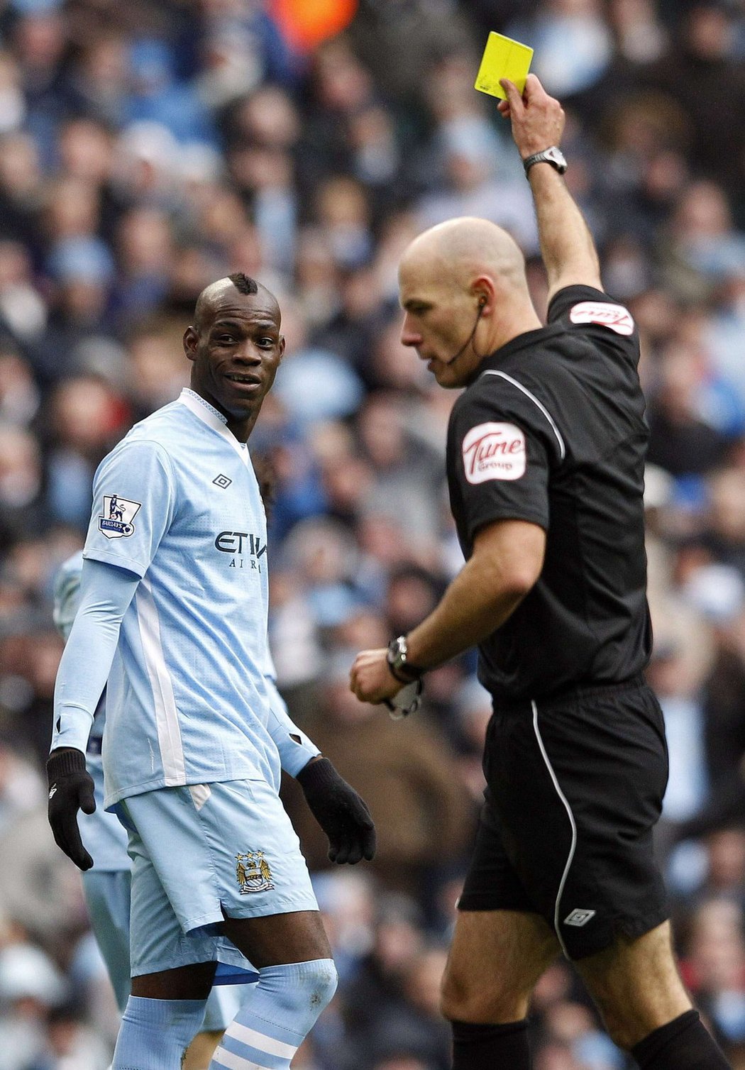 Mario Balotelli dostává žlutou kartu od Howarda Webba v duelu Citizens proti Tottenhamu