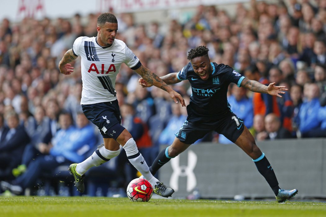 Kyle Walker v souboji s Raheemem Sterlingem z Manchesteru City