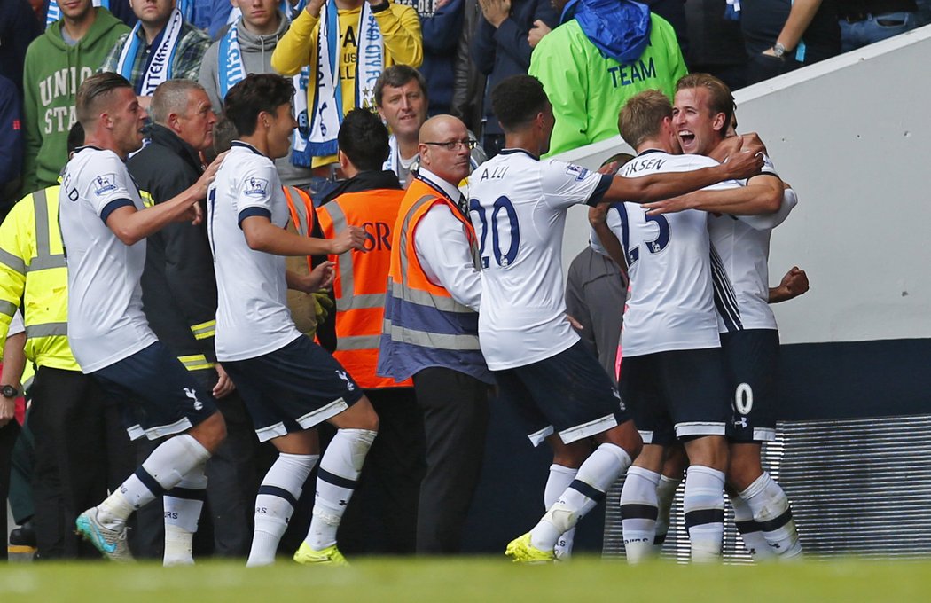 Hráči Tottenhamu slaví gól do sítě Manchesteru City