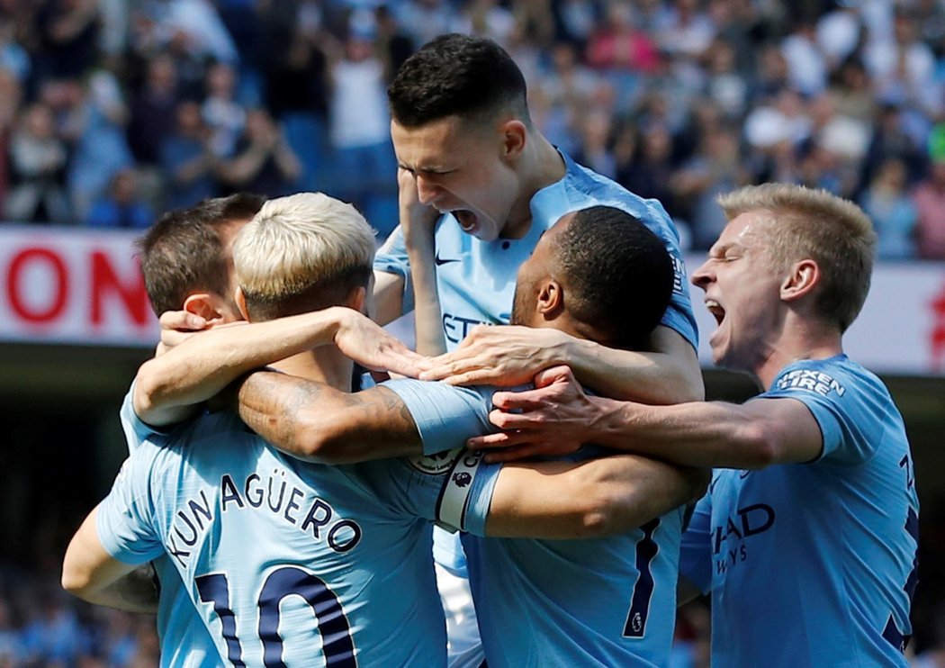 Fotbalisté Manchesteru City oslavují gól Phila Fodena proti Tottenhamu