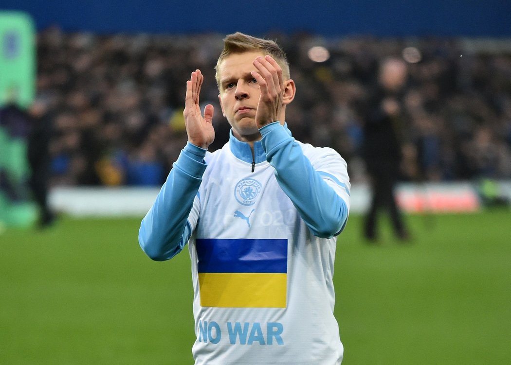 Olexander Zinčenko s ukrajinskou vlajkou před zápasem proti Evertonu