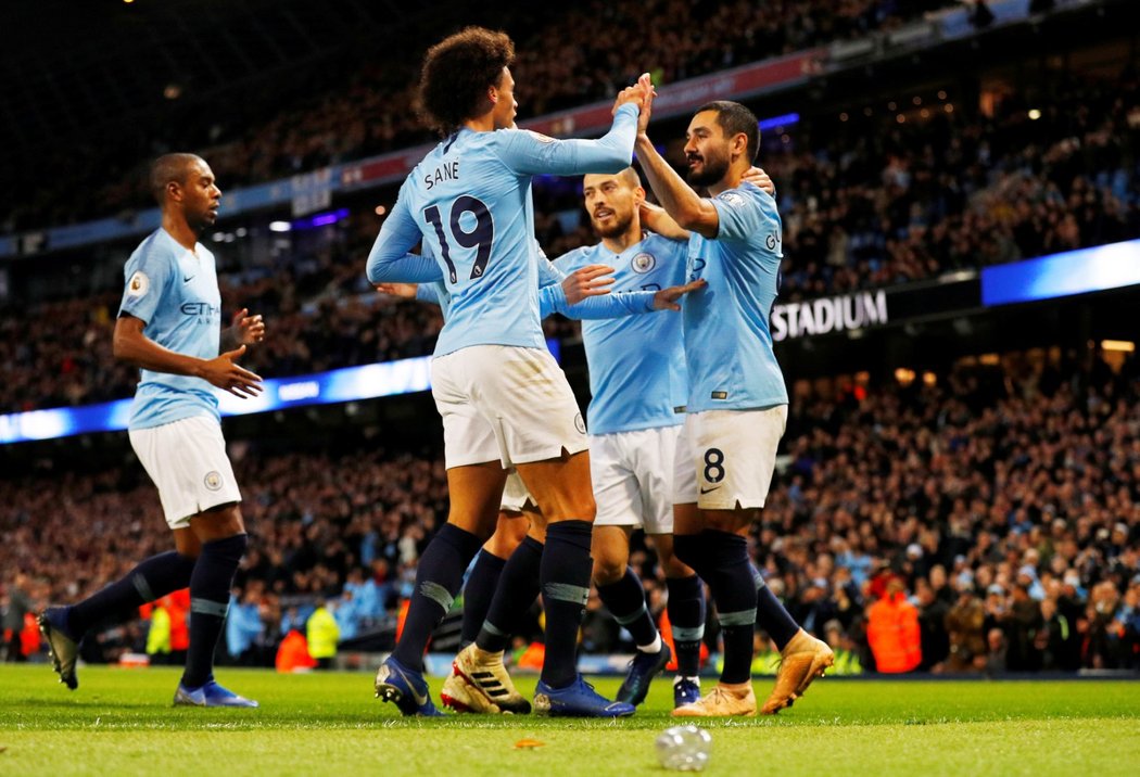 Ilkay Gundogan oslavuje společně se svými spoluhráči třetí gól Manchesteru City v utkání s Bournemouthem