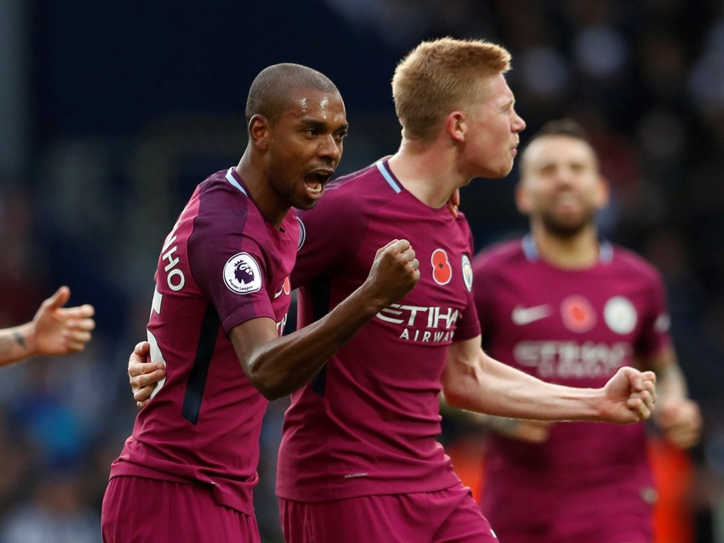 Kevin De Bruyne  slaví jednu z branek, které se podařilo dát hráčům Manchesteru City proti West Bromwichi