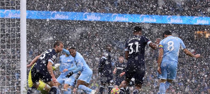 Jeden z klíčových momentů: Ilkay Gündogan doráží míč do prázdné branky a posílá City do vedení