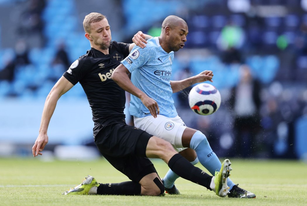 Český záložník West Hamu Tomáš Souček v souboji s kapitánem Manchesteru City Fernandinhem