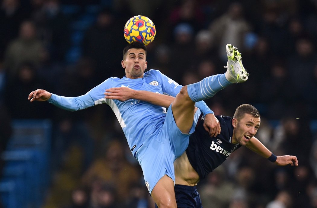 Tomáš Souček ve vzdušném souboji s Joaem Cancelem z Manchesteru City