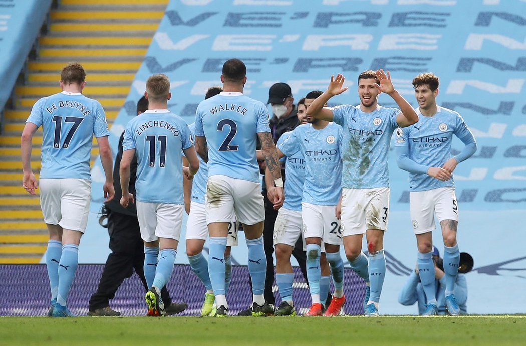 Radost hráčů Manchesteru City z branky proti West Hamu