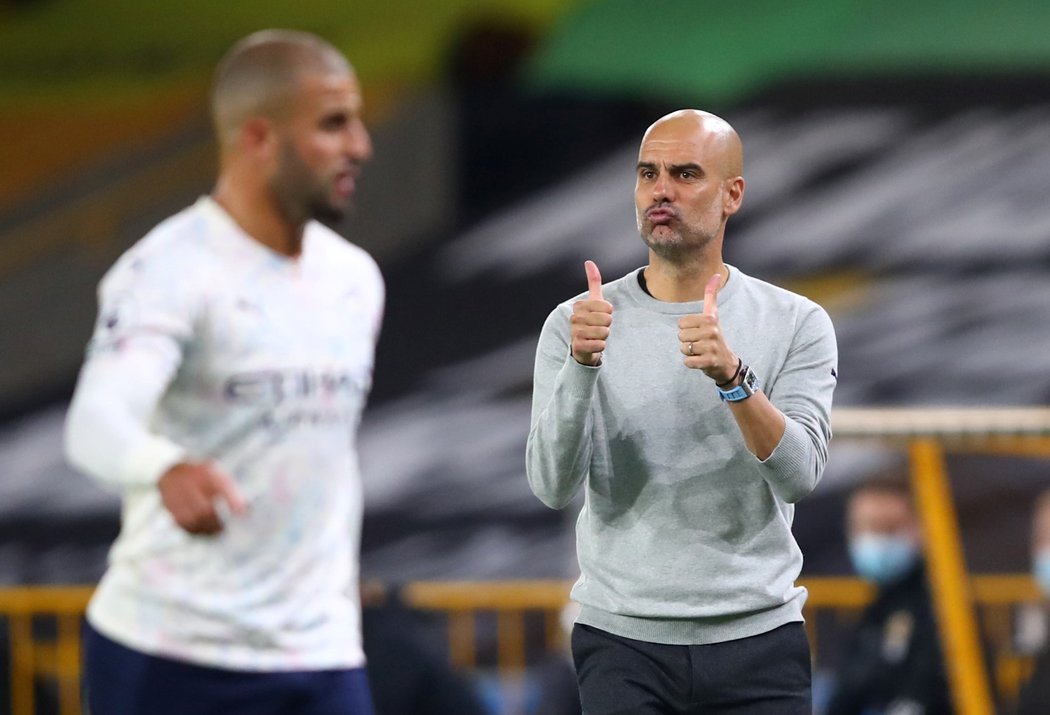 Trenér Manchesteru City Pep Guardiola udílí pokyny v zápase proti Wolverhamptonu