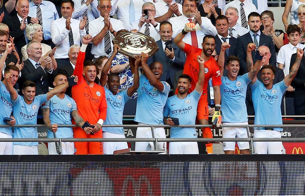 Fotbalisté Manchesteru City slaví se získaným Superpohárem