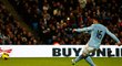 Fotbalista Manchesteru City Sergio Agüero pečetí z penalty výhru Manchesteru City nad Stoke (3:0) v úterním zápase Premier League