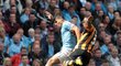 Sergio Agüero z Manchesteru City proniká k brance Hullu v utkání Premier League, které Citizens vyhráli 2:0.