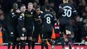 Fotbalisté Manchesteru City slaví jeden z gólů do sítě Arsenalu v rámci ligového klání, jež ovládli 3:0