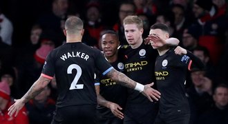 City porazilo Arsenal 3:0, De Bruyne dal dva góly. United ztratili s Evertonem