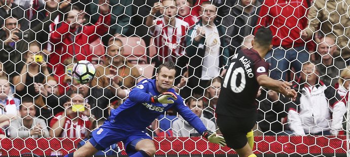 Agüero v úterý neproměnil dvě penalty při výhře 5:0 v předkole Ligy mistrů proti Steaue Bukurešť, proti Stoke však z pokutového kopu otevřel po necelé půlhodině hry skóre.